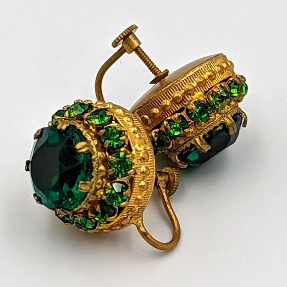 True Vintage Emerald Green Glass Screw Back Gold Tone Earrings Made in Czech - Picture 1 of 12